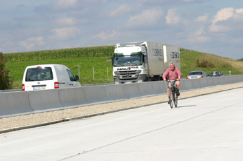 A94 Fahrradfahrer auf der Autobahn Forstinning 87