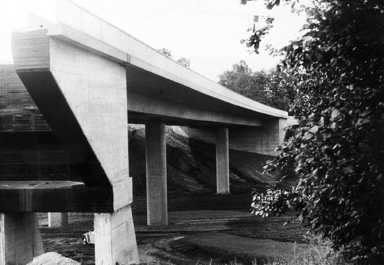 Archiv Straßen.NRW Sudbachtalbrücke Autobahn A 5 Nord B 61 F1966-07-07 Südostansicht