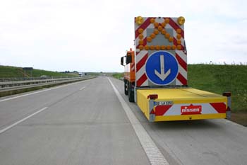 Autobahnmeisterei Anpralldämpfer Sicherungsfahrzeuge Absperrtafel 21