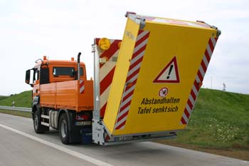 Autobahnmeisterei Anpralldämpfer Sicherungsfahrzeuge Absperrtafel 32