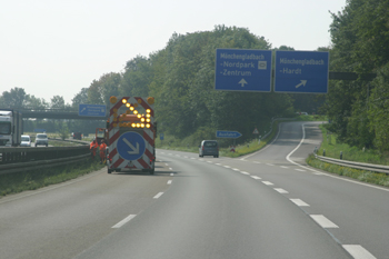 Autobahnmeisterei Arbeiten am Mittelstreifen Sicherungsanhänger 02
