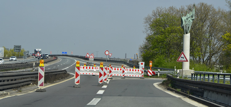 Bundesautobahn A59 Duisburg Meiderich Brand Berliner Brcke Schaden Sperrung 06