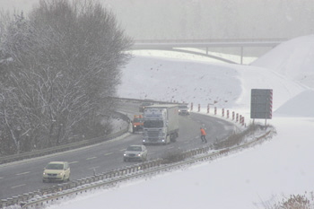 Autobahn im Schnee A3 Spessartaufsteig Weibersbrunn Gefährliche Arbeit Straßenwärter Autobahnmeisterei 50